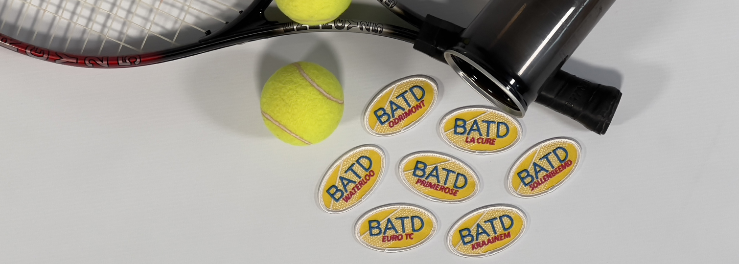 Kombination von thermoklebenden bestickten Patches für die Tennisschule BATD aus Kraainem