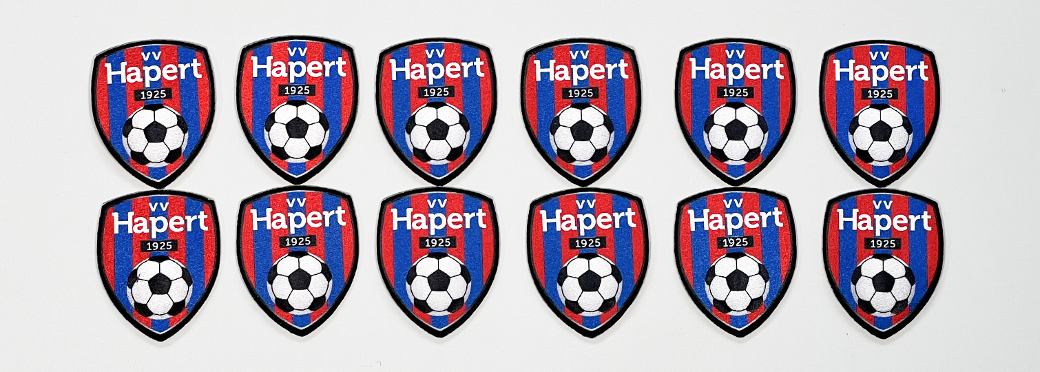 Kombination von Aufnähern mit dem Wappen des Fußballteams VV Hapert